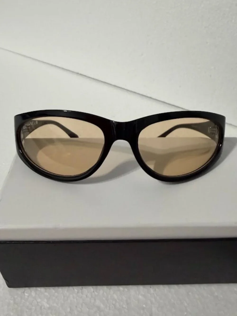 Black Oval Wrap Sunglasses Brown Lenses Gold Logo Detail 63-20-115